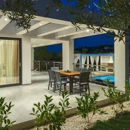 Johnny's White Luxury Planos