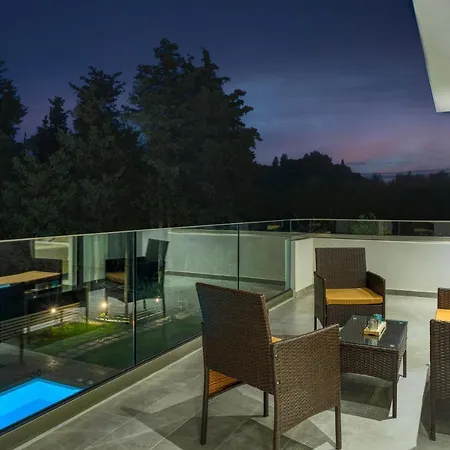 Villa Johnny's White Luxury Planos